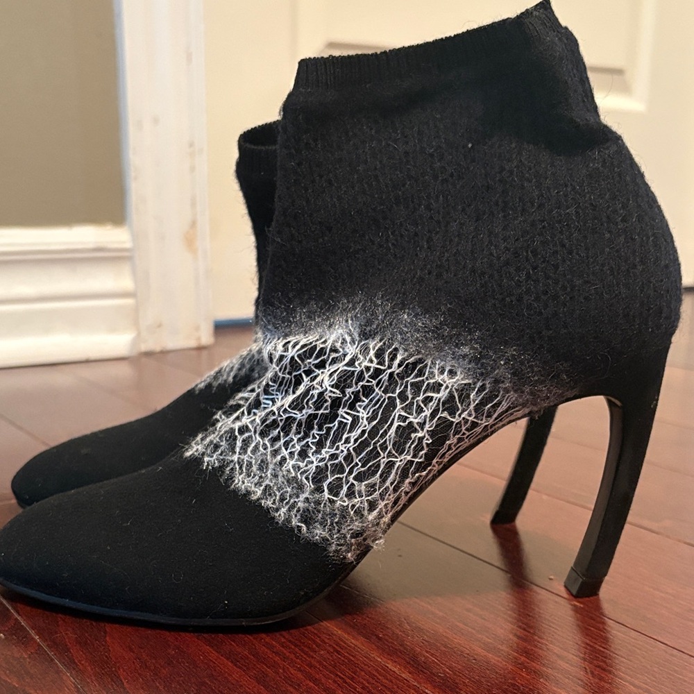 Gorgeous black booties size 39 made in Italy